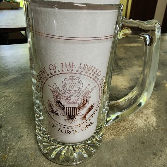AIR FORCE ONE PRESIDENT OF THE USA EMBOSSED GLASS BEER MUG STEIN 6” (2 SET) RARE - Picture 6 of 10